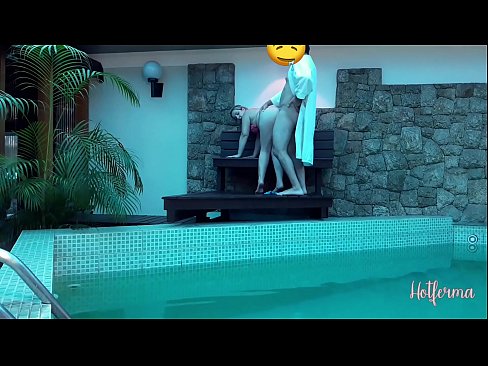 ❤️ Bòs envite sèvant nan pisin lan, men li pa t 'kapab reziste yon cho ❤ Videyo pònografi nan nou ❌❤