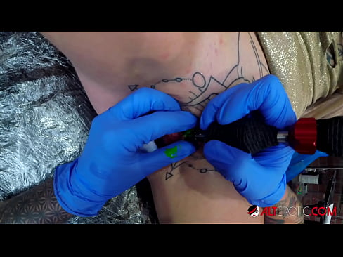 ❤️ Ekstrèmman tatoue hottie Sully Savage te fè yon tatoo sou klitoris li ❤ Videyo pònografi nan nou ❌❤