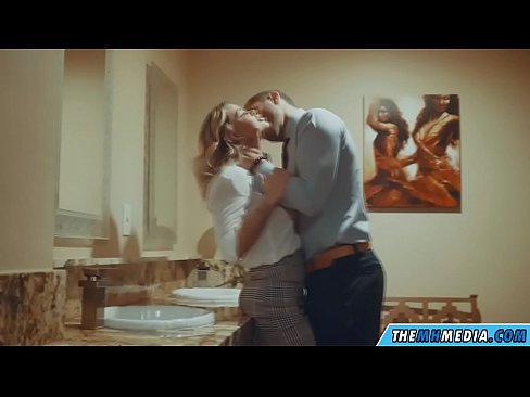 ❤️ Lè yon blond bèl sedui ou nan yon twalèt piblik ❤ Videyo pònografi nan nou ❌❤